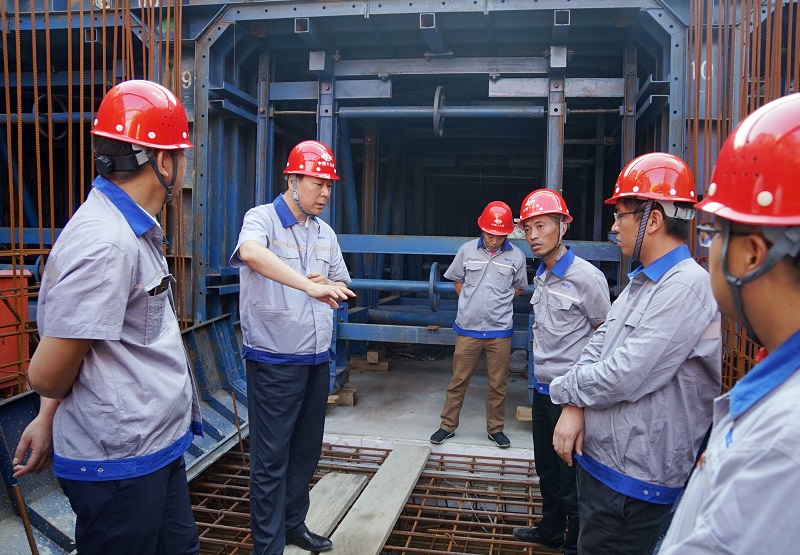 田野董事长在施工现场与项目部管理人员探讨管廊台车模板施工工艺 田野董事长在施工现场与项目部管理人员探讨管廊台车模板施工工艺