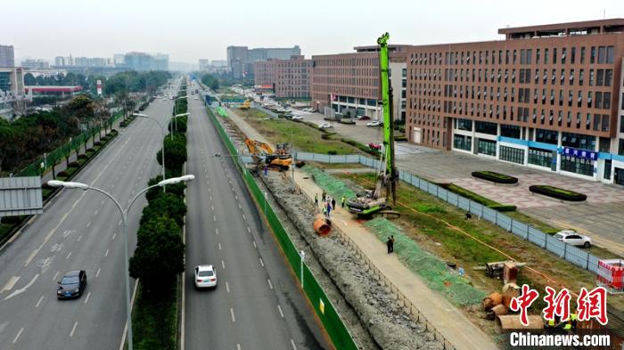 成都市羊西线改造工程二标段建设全面铺开。 马鹏飞 摄 成都市羊西线改造工程二标段建设全面铺开。 马鹏飞 摄